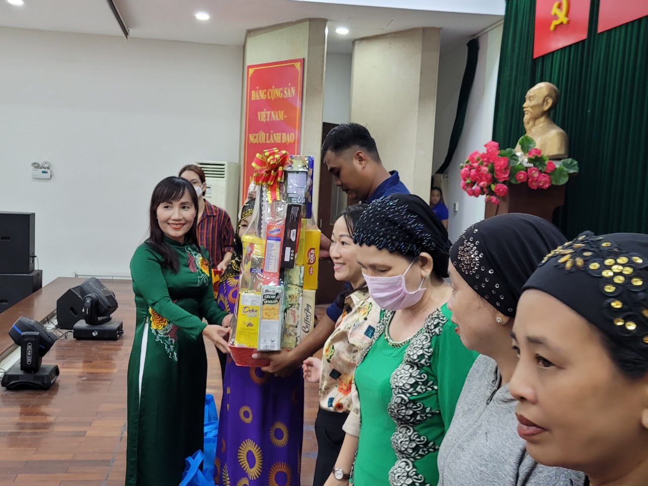 Bà Trịnh Thị Thanh - Phó Chủ tịch Hội LHPN TP. HCM tặng quà mừng đại lễ cho các cán bộ, hội viên phụ nữ Chăm Islam