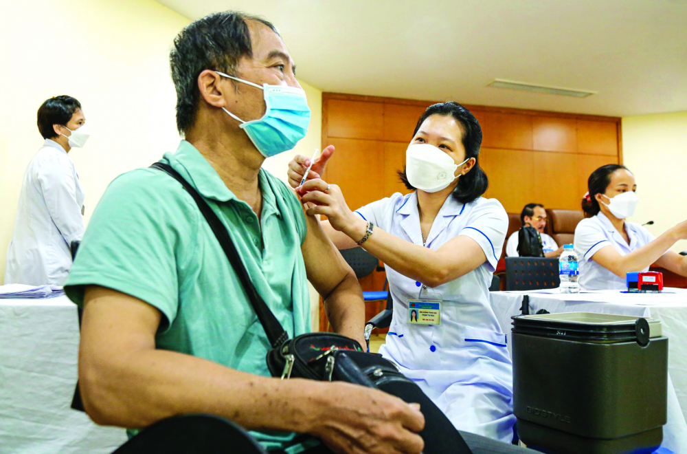 Sáng 5/7, Tổng Liên đoàn Lao động Việt Nam phối hợp với Bộ Y tế tổ chức lễ phát động tiêm vắc-xin phòng chống COVID-19 mũi 3 và mũi 4 cho công chức, viên chức và người lao động ẢNH: NGỌC LINH
