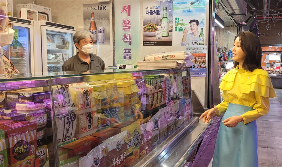 Đệ nhất phu nhân Kim Keon-hee đến thăm một cửa hàng tạp hóa Hàn Quốc tại Chợ Maravillas ở Madrid, ngày 30/6