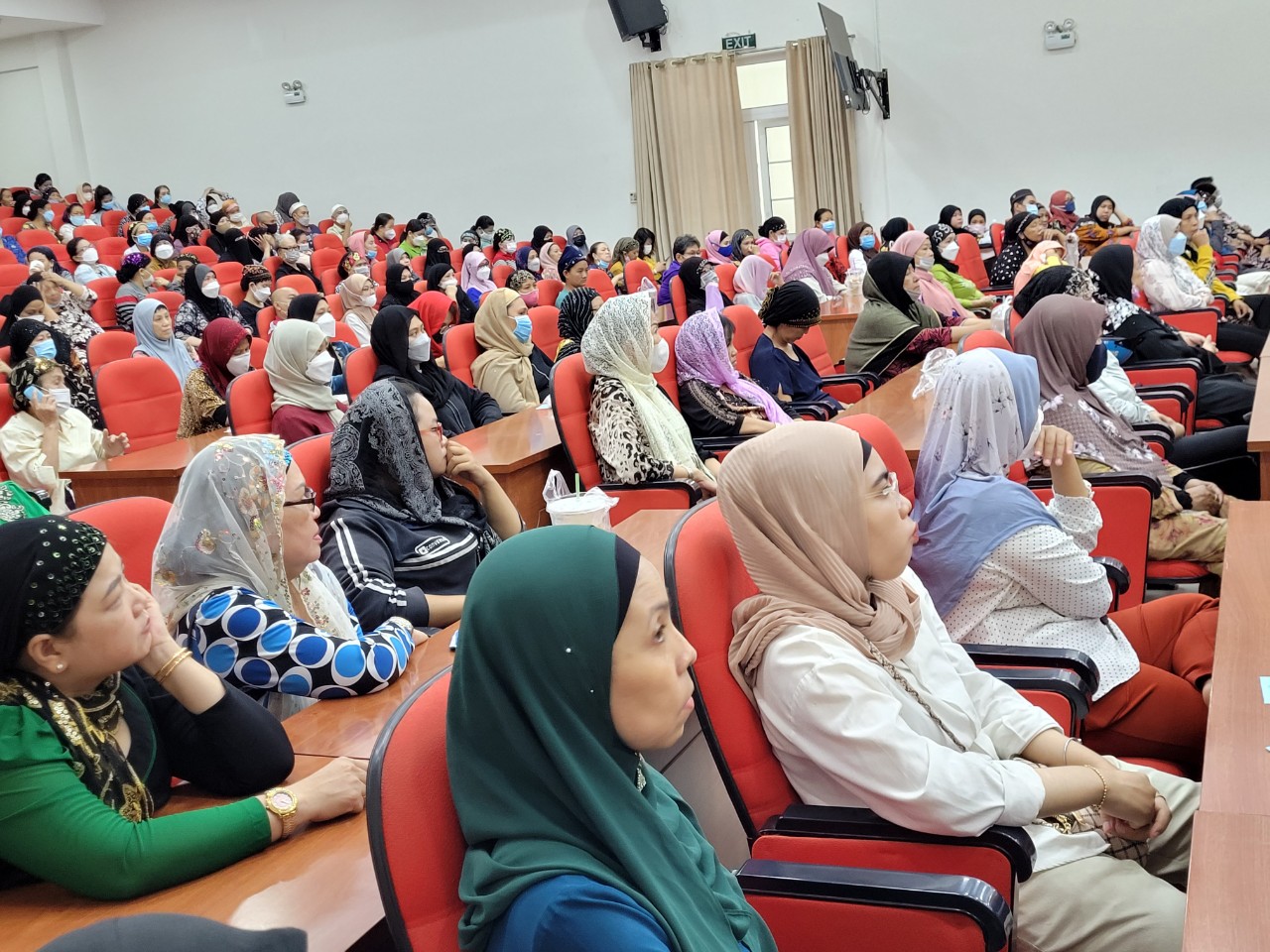 200 cán bộ, hội viên phụ nữ Chăm đã đến tham dự buổi họp mặt mừng năm mới của người Chăm Islam