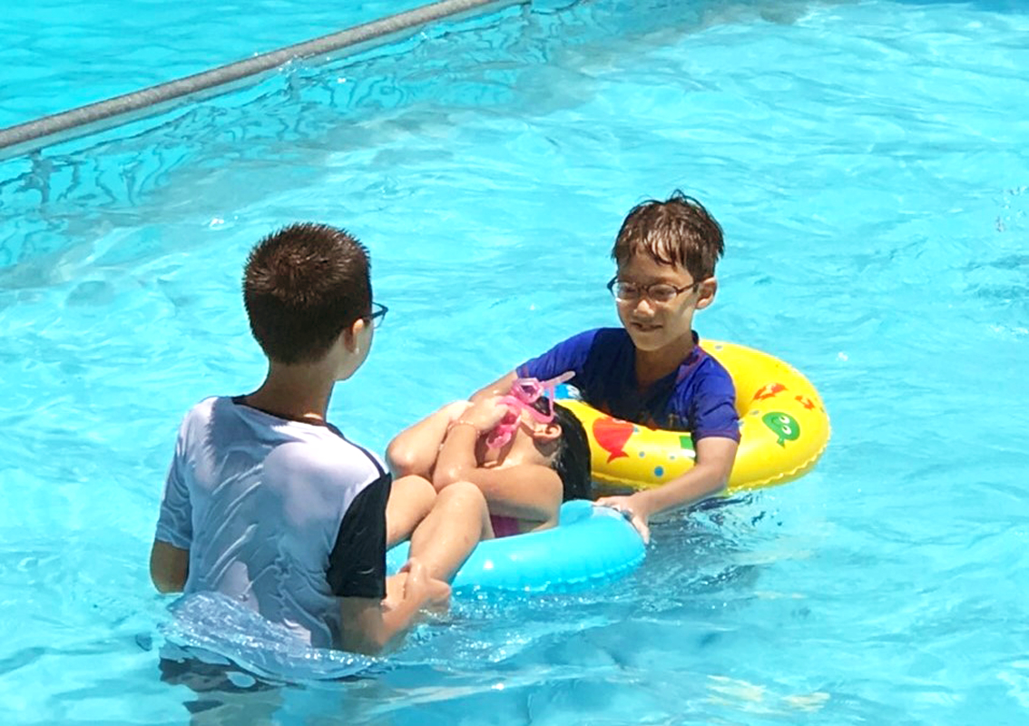 Bơi lội, một trong những hoạt động mà trẻ rất thích trong mùa hè  ẢNH: TRÚC MAI