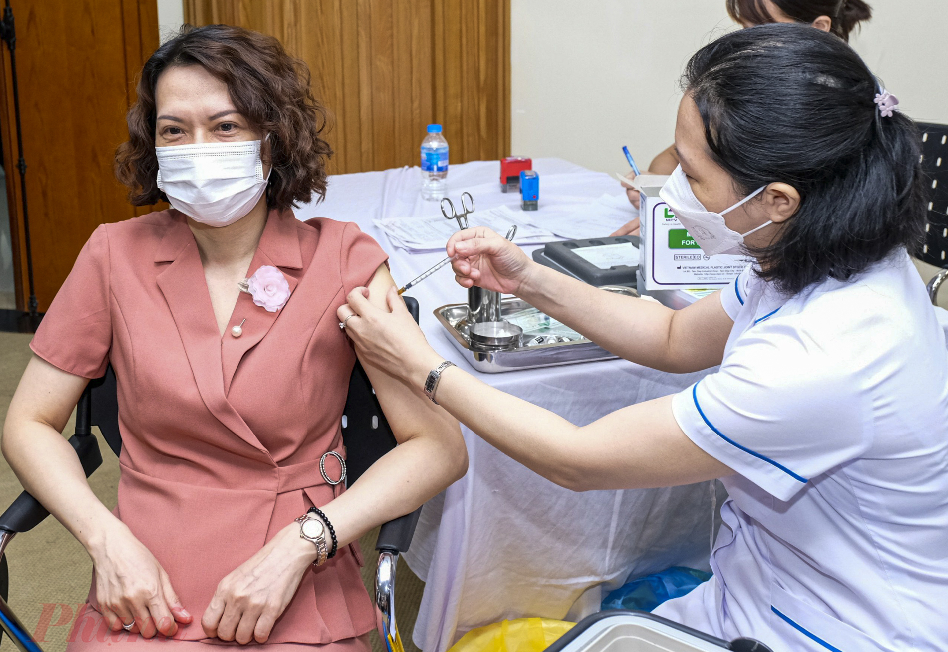  Thứ trưởng Bộ Y tế Nguyễn Thị Liên Hương tham gia tiêm vaccine mũi 4.