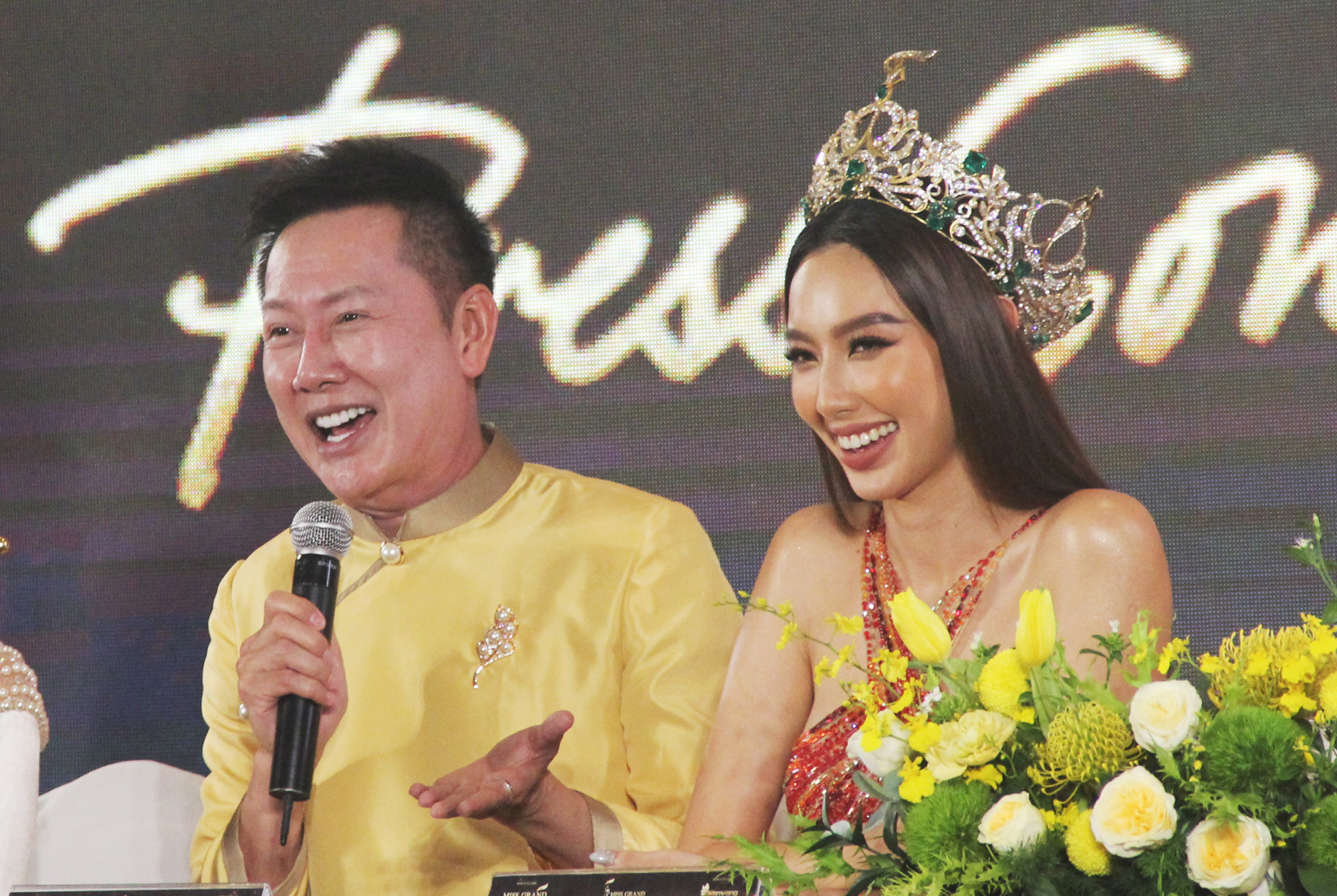 Ông Nawat - chủ tịch cuộc thi Miss Grand International và hoa hậu Thuỳ Tiên 