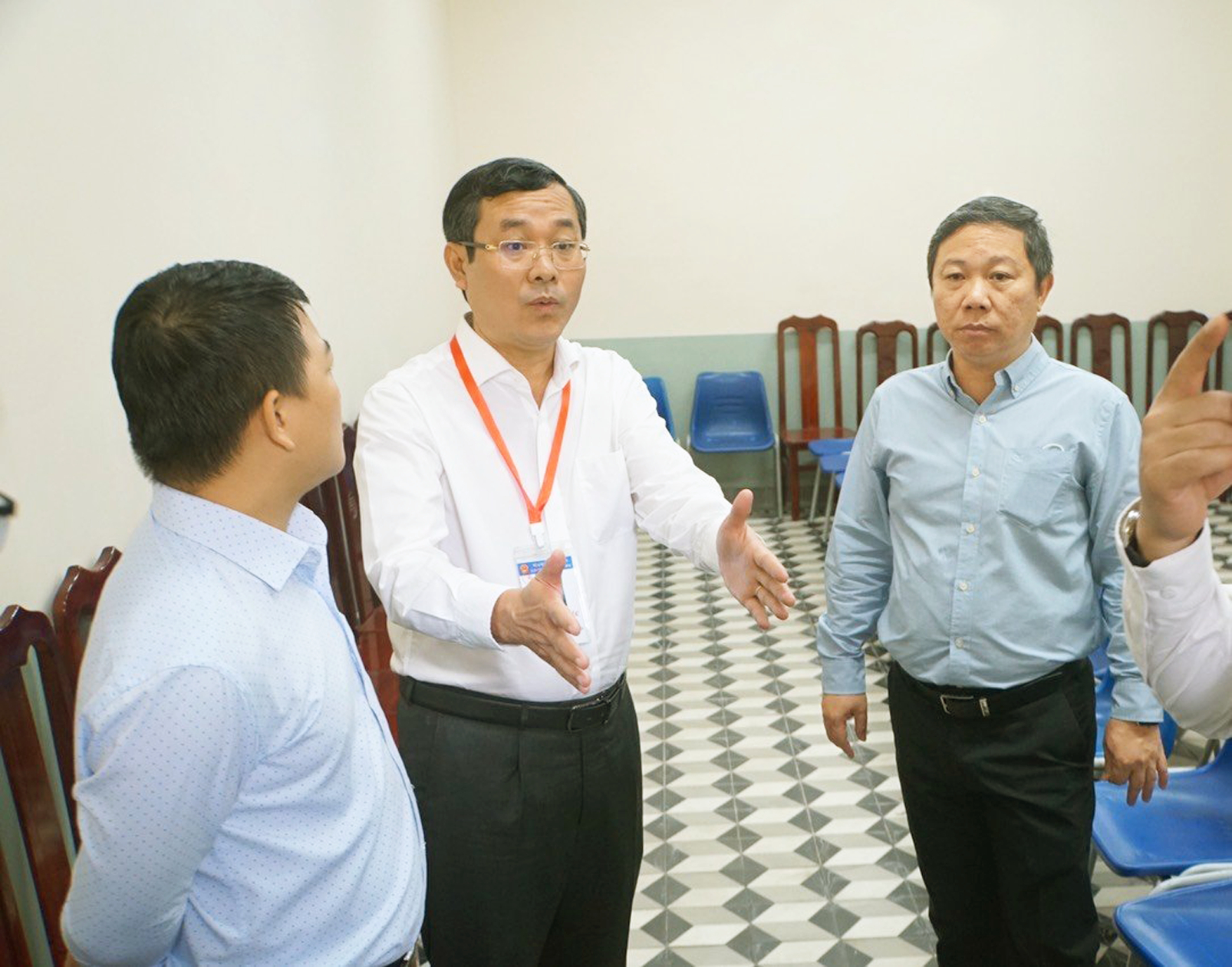Thứ trưởng Bộ Giáo dục và Đào tạo Nguyễn Văn Phúc (giữa) kiểm tra tình hình chuẩn bị tổ chức thi tốt nghiệp THPT tại TP.HCM ngày 4/7 - ẢNH: P.T.