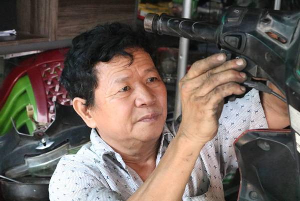 Ông Võ Thanh Vinh chủ tiệm sửa xe