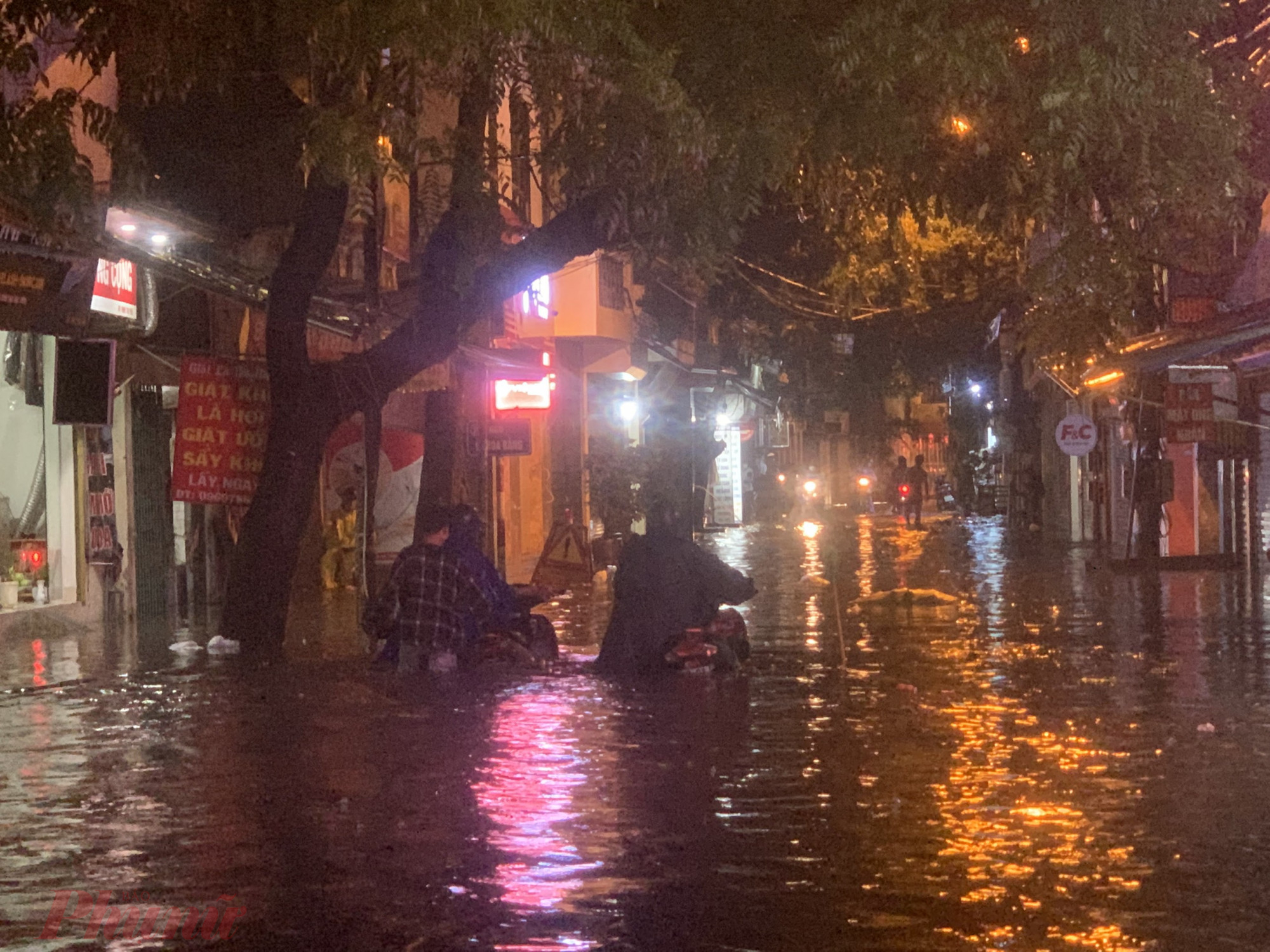 Vào khoảng 17h30 chiều 5/7, mưa lớn trút xuống Hà Nội và nhiều khu vực lân cận. 