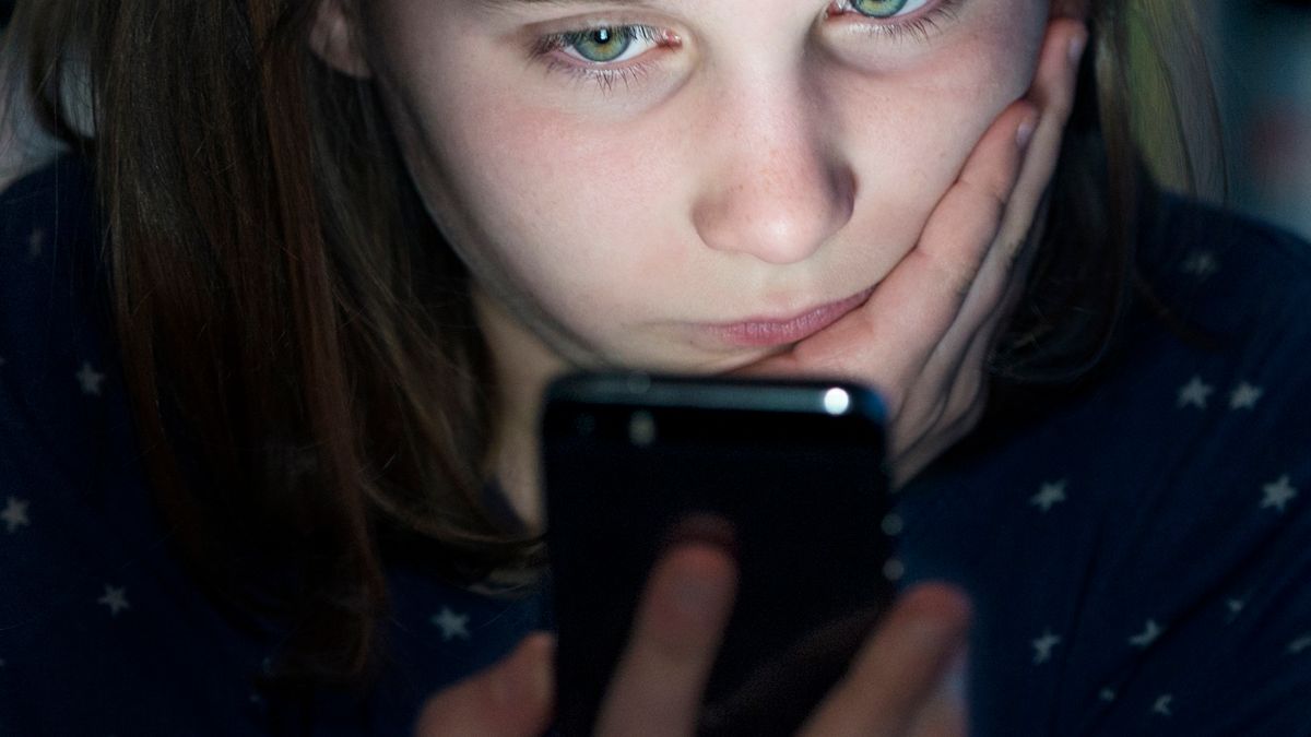 Thông qua các mối quan hệ trên internet, trẻ em có thể trở thành con mồi của những kẻ tấn công tình dục