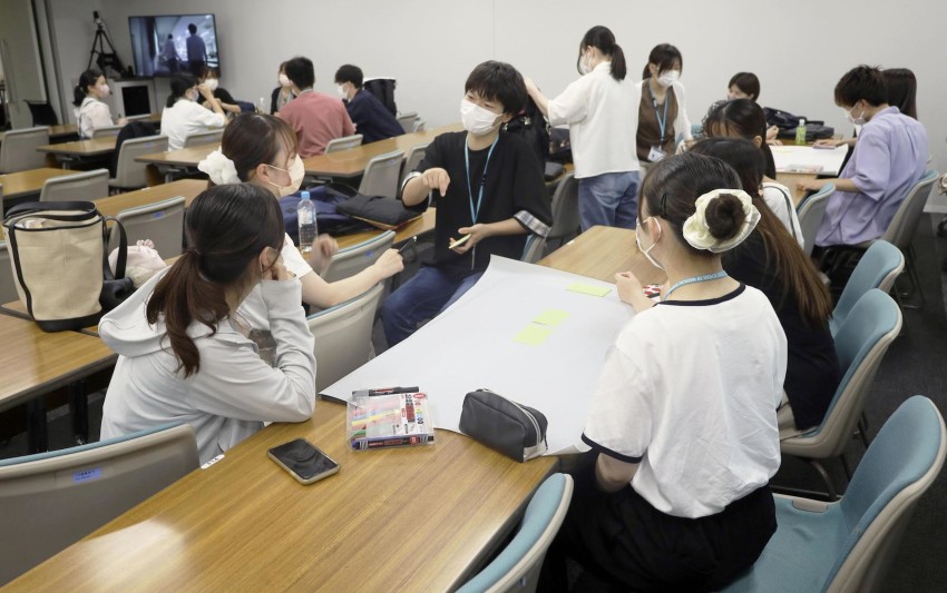 Các sinh viên tại Đại học Y tế Fujita thảo luận về cách phát triển, phổ biến ứng dụng đến trẻ em