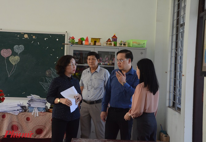 Bà Ngô Thị Kim Yến kiểm tra công tác chuẩn bị tại một điểm thi