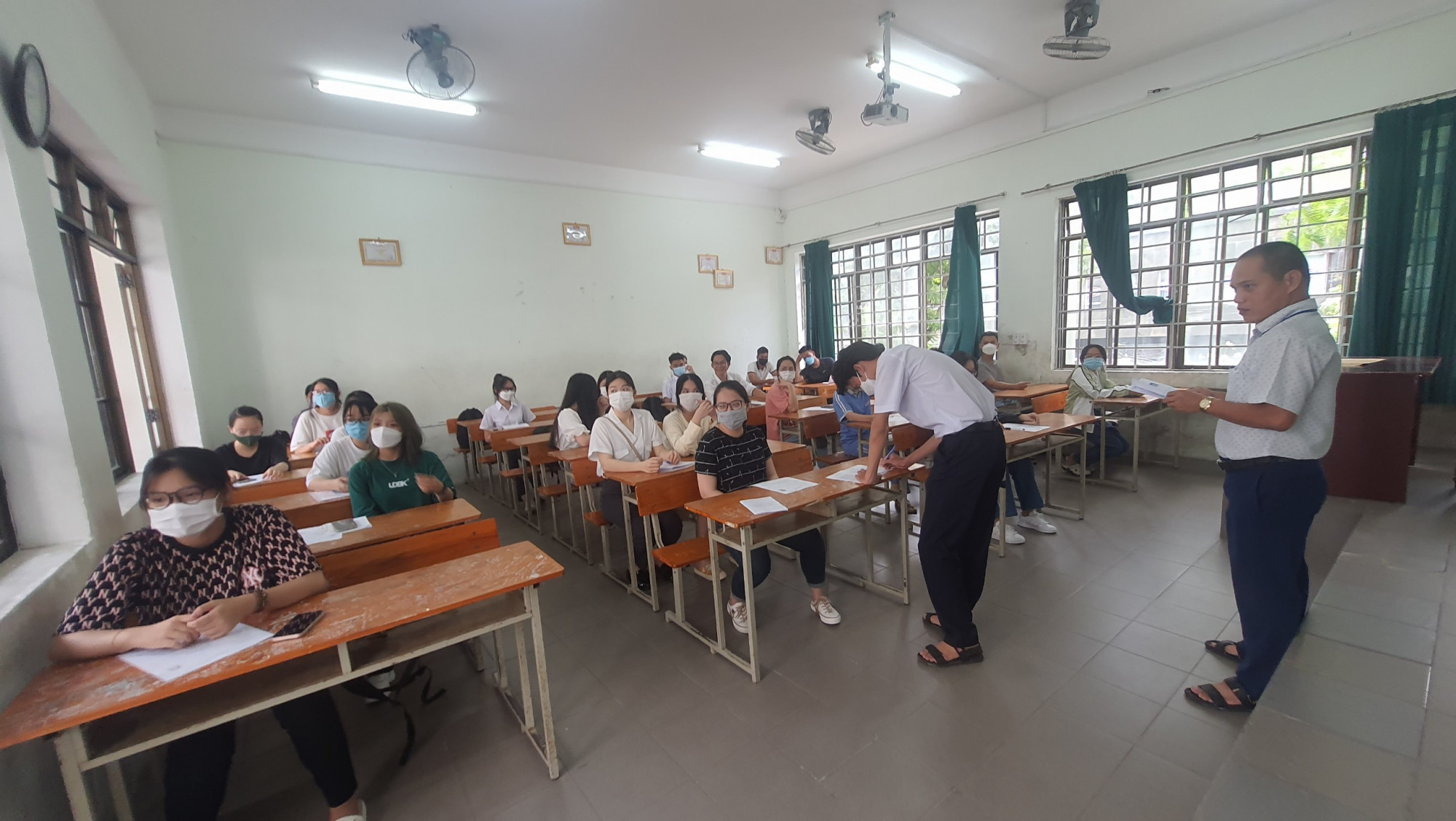 Thí sinh ở Đà Nẵng có mặt tại 28 điểm thi để nghe phổ biến quy chế thi và làm thủ tục dự thi chiều 6/7 - Ảnh: Lê Đình Dũng