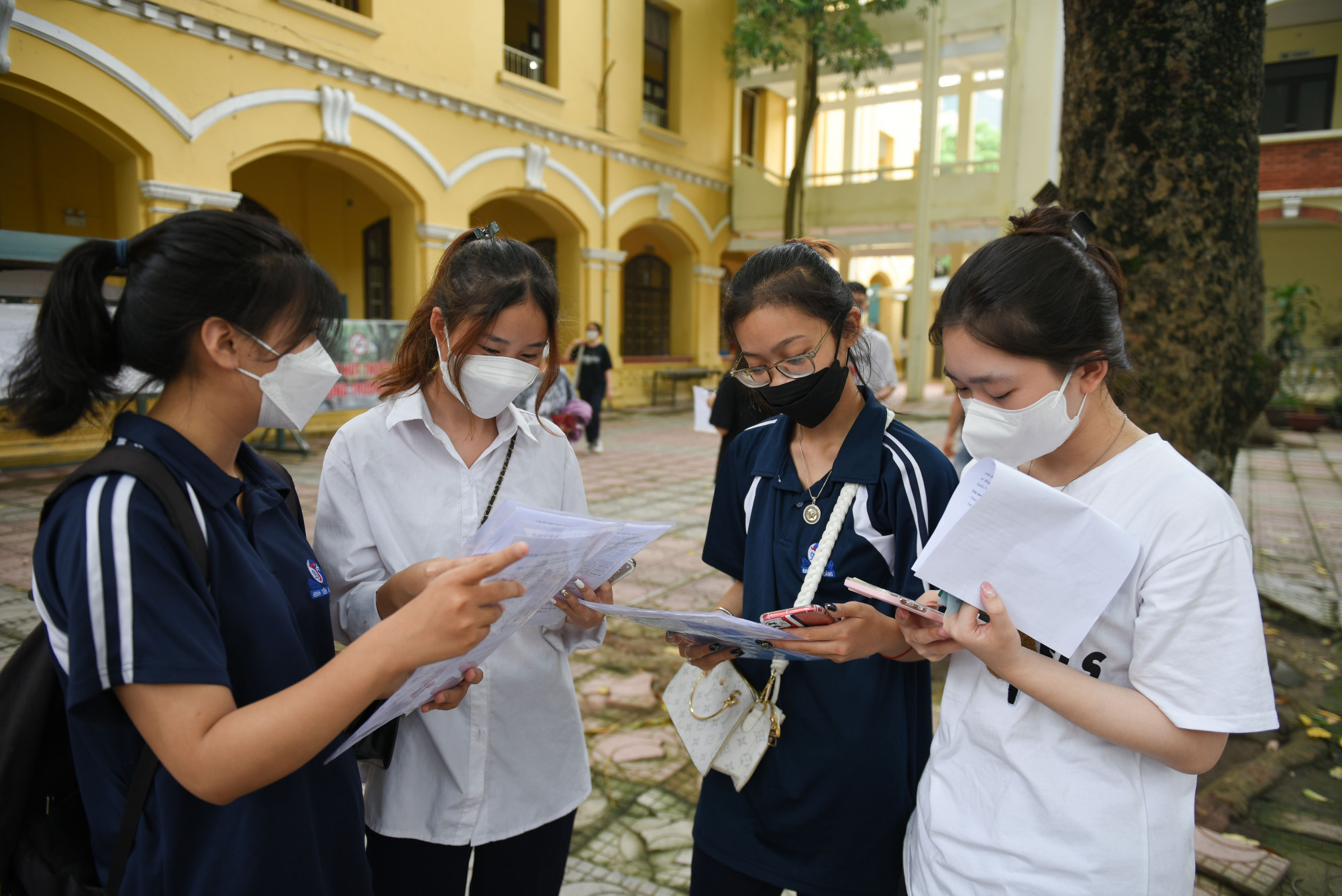 Thí sinh tham gia kỳ thi bắt buộc phải tham gia 4 bài thi bao gồm Toán, Ngữ Văn, Tiếng Anh và bài thi tổ hợp Khoa học tự nhiên hoặc Khoa học xã hội. Trong đó, bài thi Ngữ Văn thi theo hình thức tự luận, các môn thi còn lại thí sinh làm theo hình thức trắc nghiệm khách quan.