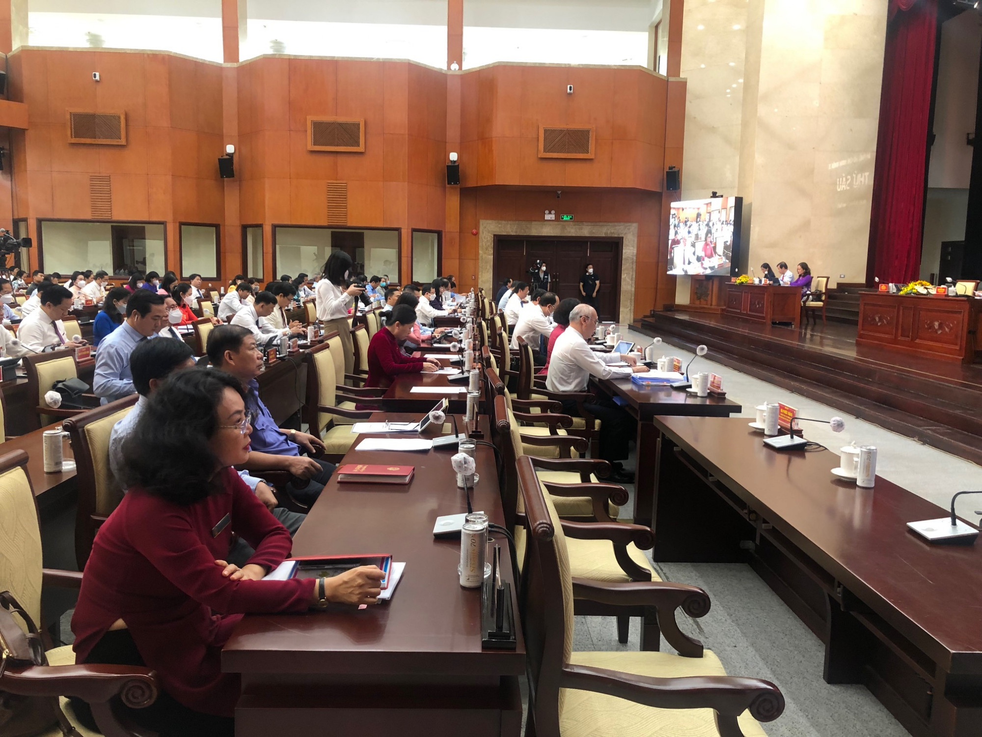 Các đại biểu lắng nghe UBND TPHCM báo cáo tình hình triển khai thực hiện Nghị quyết số 54/2017/QH14 của Quốc hội về thí điểm cơ chế, chính sách đặc thù phát triển TPHCM sáng 6/7. Ảnh: Quốc Ngọc