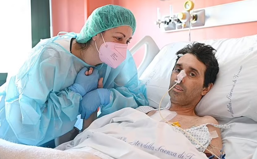 Maurizio Calorio được chụp cùng với người vợ mới Silvia Duca sau khi kết hôn tại bệnh viện Turin