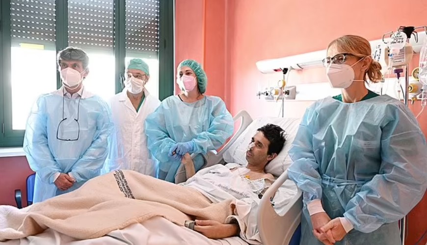 Calorio vẫn nằm trong bệnh viện theo dõi nhưng ca phẫu thuật đã thành công và các bác sĩ mong đợi sự hồi phục hoàn toàn