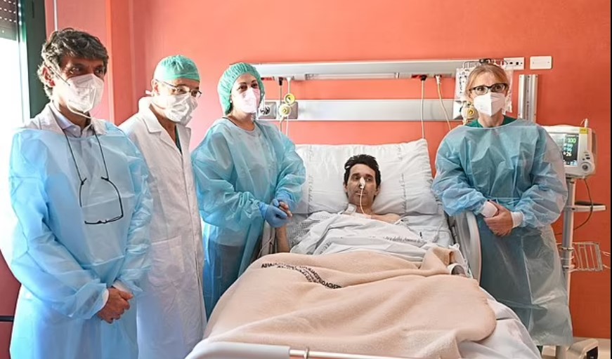 Người Ý đang sử dụng một máy hỗ trợ sự sống cận kề cái chết trong bệnh viện Molinete ở Turin sau khi bị ngừng tim vào tháng trước