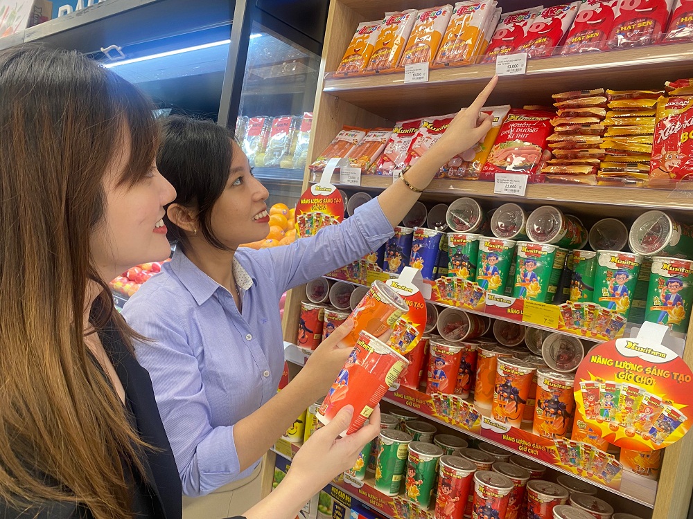 Người tiêu dùng chọn mua sản phẩm xúc xích Xuxifarm tại siêu thị Nova Market - Ảnh: Diệp Bình