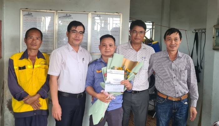 Lãnh đạo Công ty CP Đường sắt Sài Gòn trao hoa và tặng thưởng động viên nhân viên gác chắn Trịnh Văn Tài sáng 6/7.