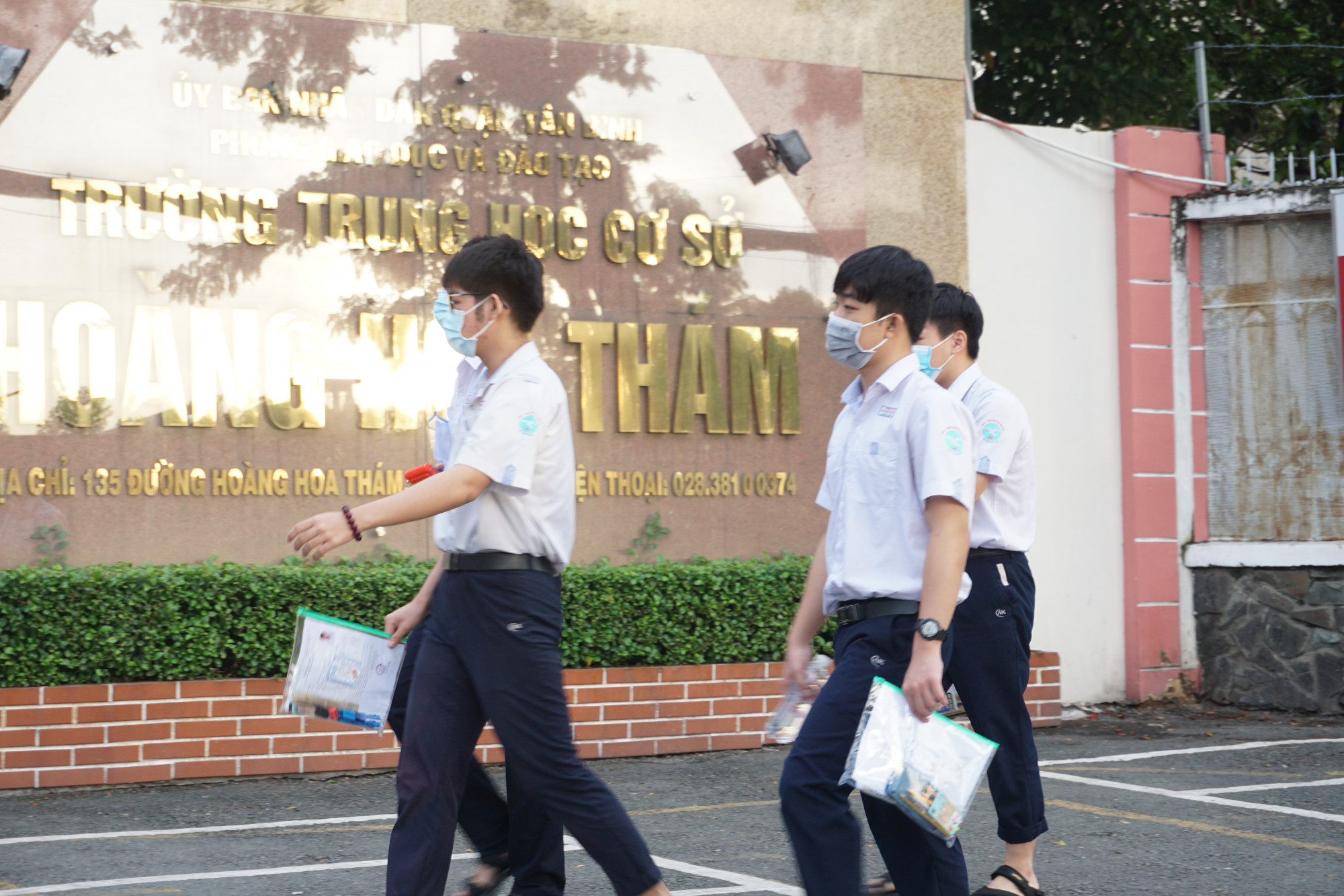 Chỉ mới 6 giờ sáng, tại điểm thi trường THCS Hoàng Hoa Thám, quận Tân Bình, các thí sinh đã có mặt để chuẩn bị bước vào môn thi đầu tiên là Ngữ văn với hình thức thi tự luận gồm 2 phần đọc hiểu và làm văn, kéo dài 120 phút.