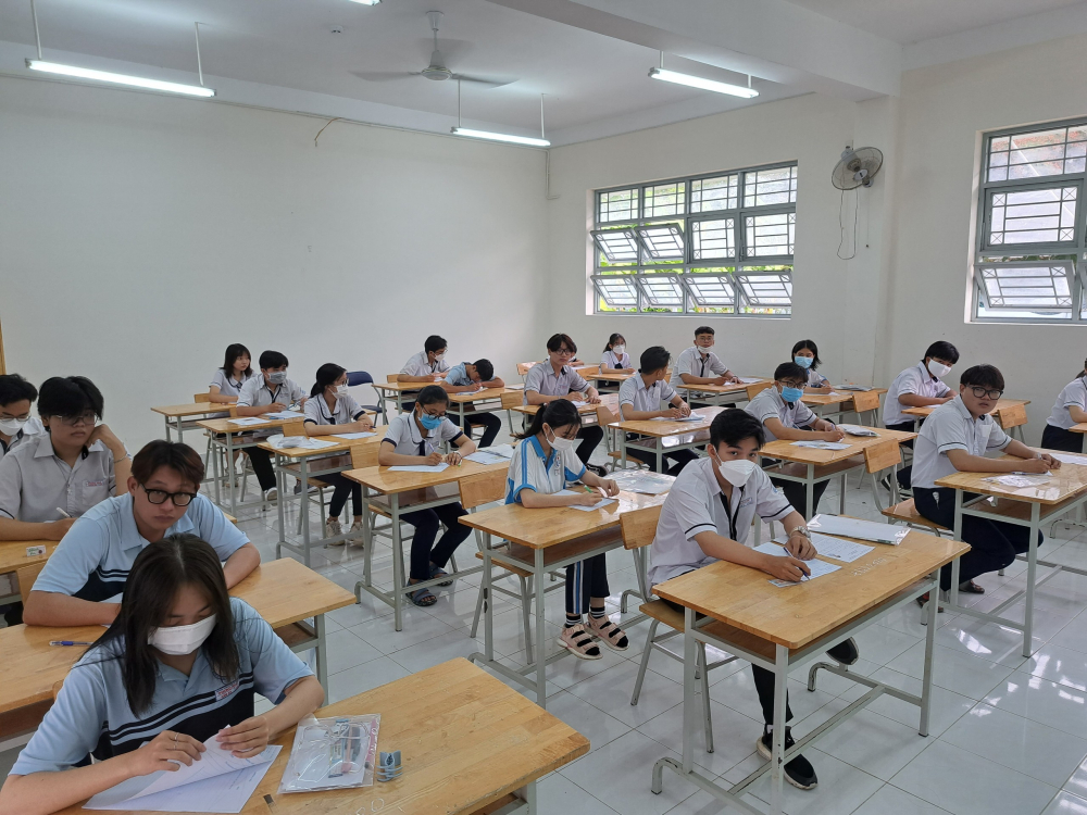Thí sinh tại điểm thi THPT Phong Phú (huyện Bình Chánh) sẵn sàng cho môn thi đầu tiên