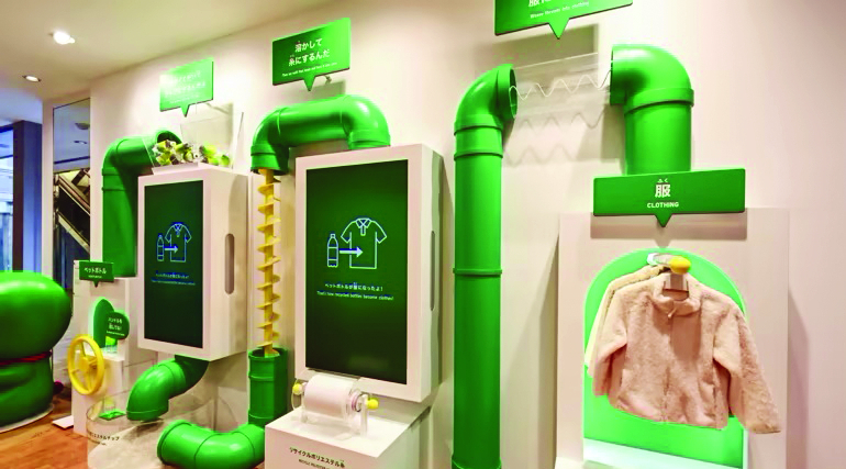 Một gian hàng Uniqlo ở khu mua sắm Ginza của Tokyo mô phỏng cách quần áo được làm từ chai nhựa tái chế