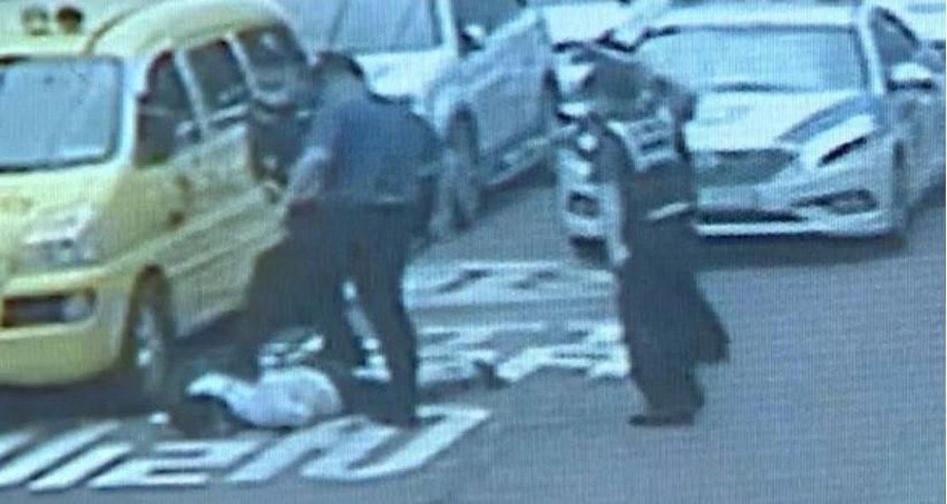 Hình ảnh từ camera an ninh ghi lại vụ việc cảnh sát thành phố Gwangju áp chế người đàn ông cầm dao. Ảnh: KBC