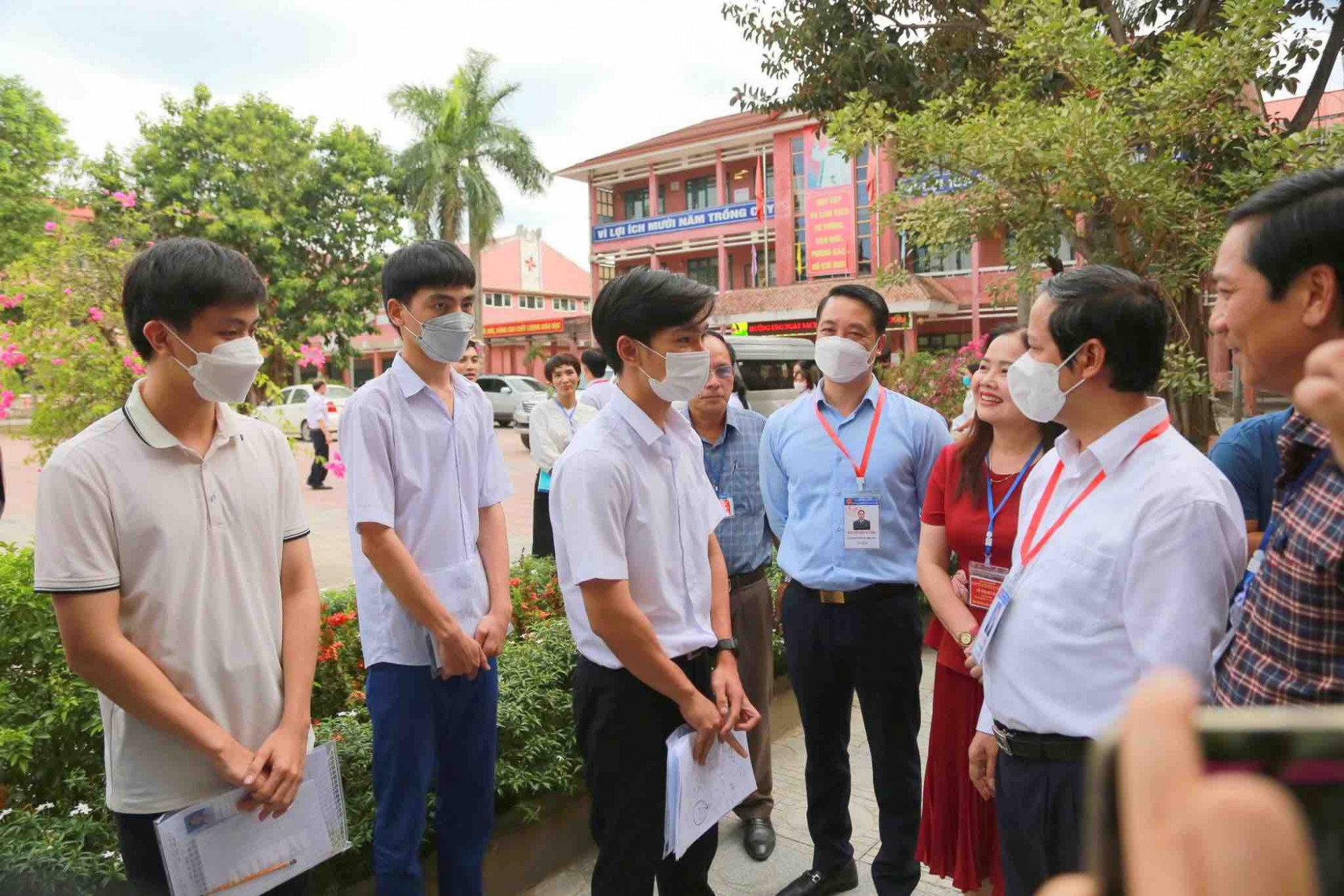 Bộ trưởng Bộ GD-ĐT trò chuyện với thí sinh tại Quảng Trị