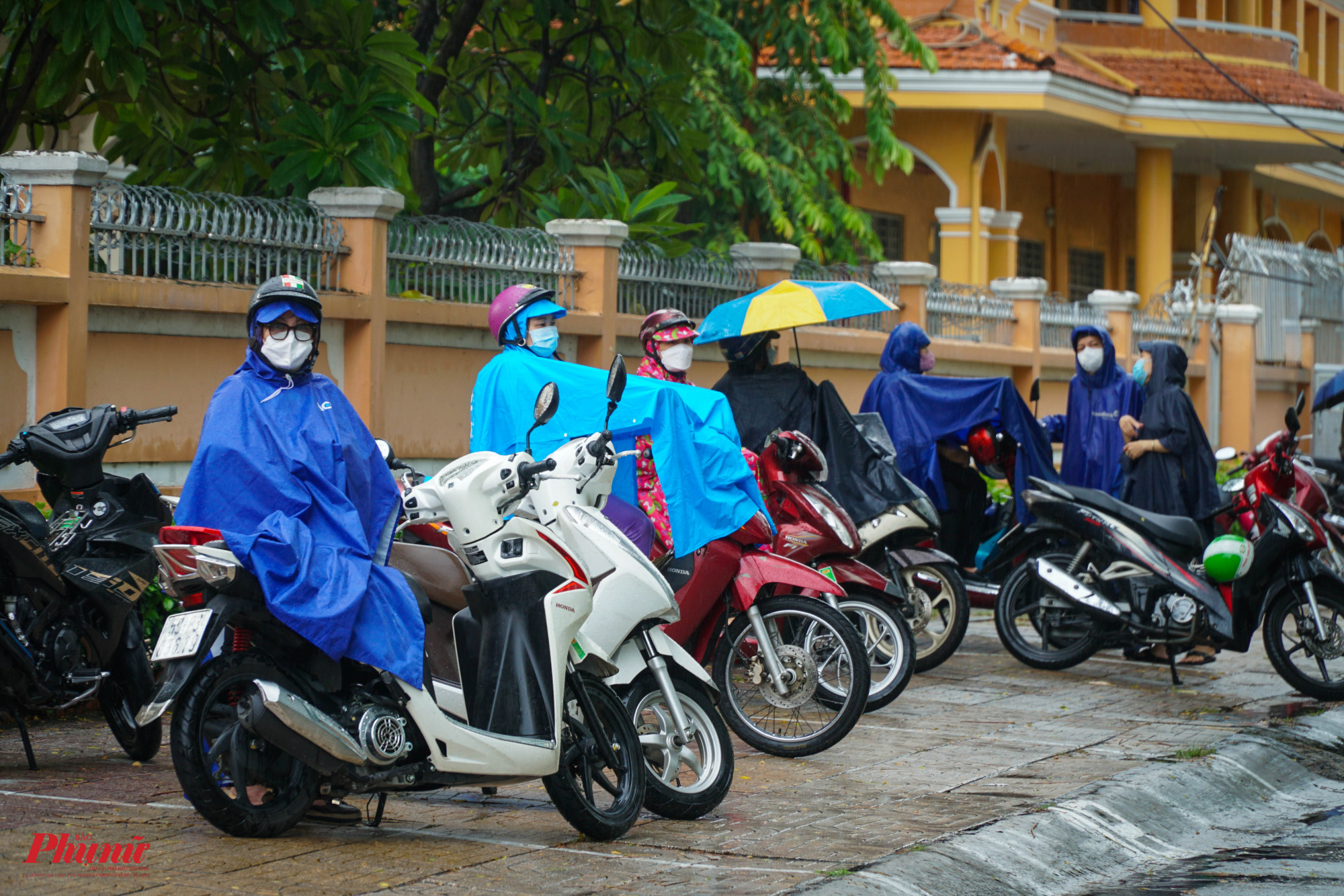 Điểm thi trường THPT chuyên Lê Hồng Phong, các phụ huynh phải đội mưa chờ con