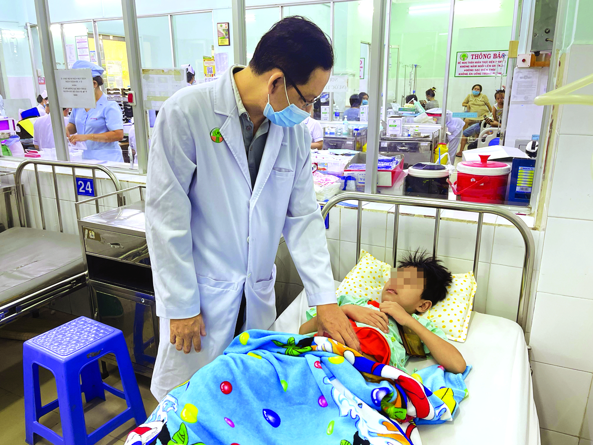 Bác sĩ Vũ Trường Nhân đang thăm khám một trường hợp nhập viện do bị són phân vì táo bón kéo dài - Ảnh:Thanh Huyền