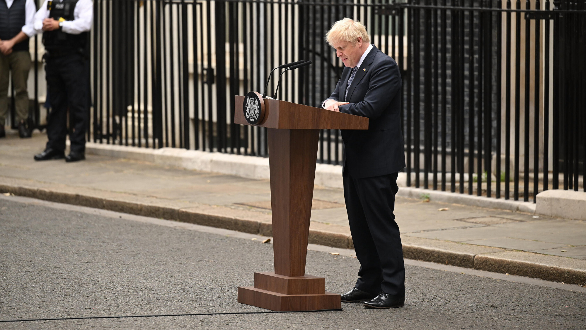 Phía trước tư dinh Thủ tướng tại số 10 phố Downing, Thủ tướng Anh Boris Johnson tuyên bố từ chức sau khi bị nội các và Đảng của ông cô lập