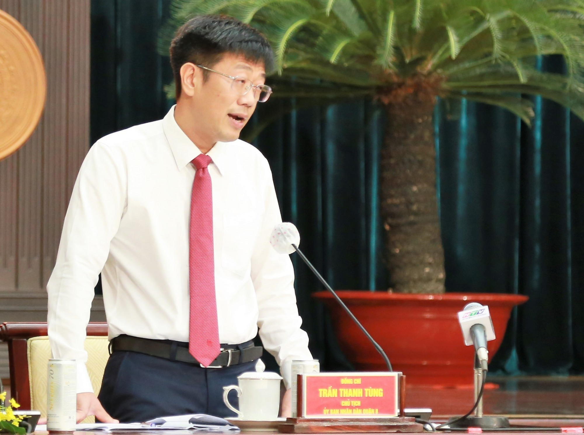 Chủ tịch UBND quận 8 Trần Thanh Tùng trả lời chất vấn về cải tạo, xây dựng lại nhà chung cư cũ. Ảnh: Quốc Ngọc