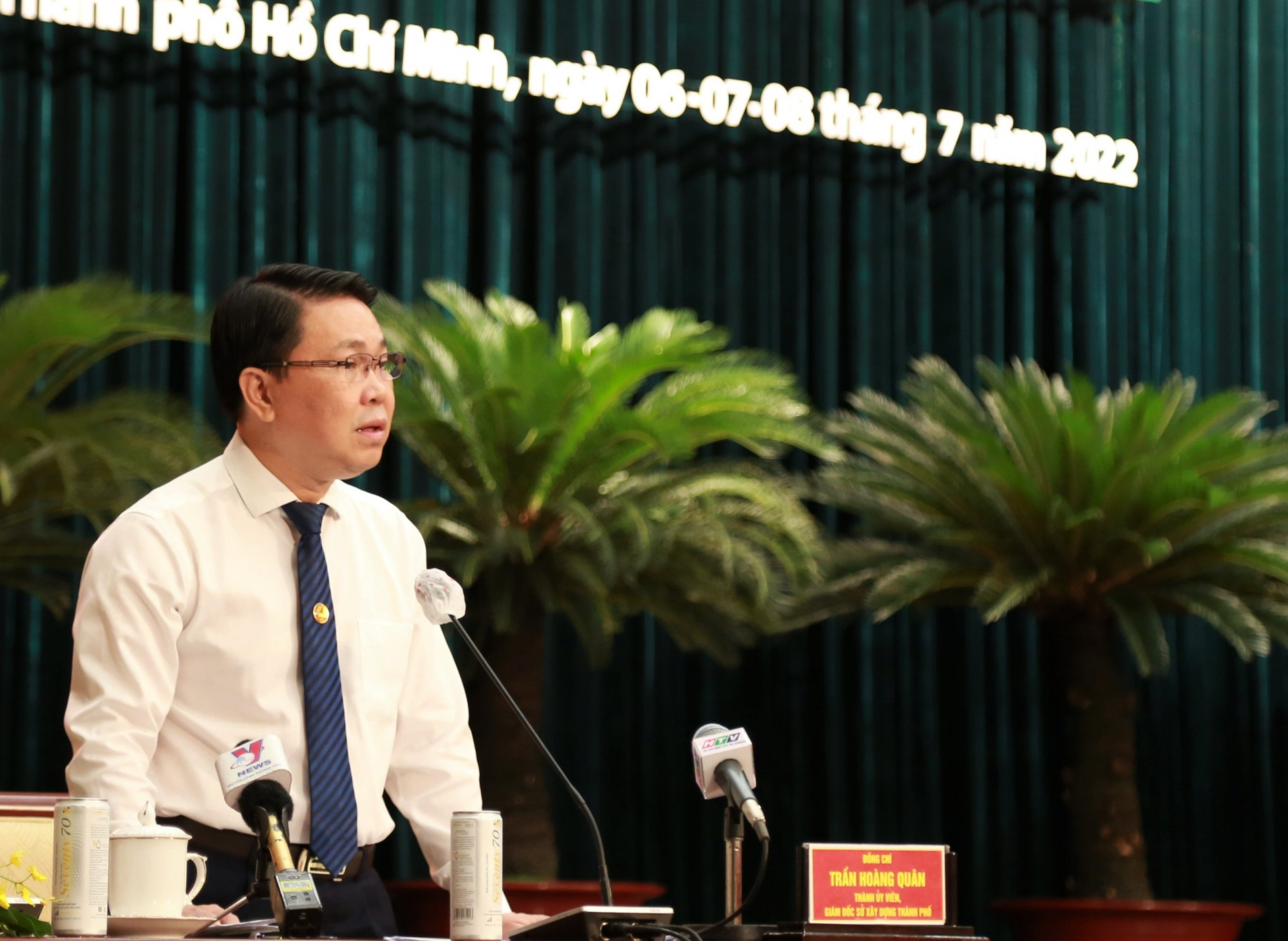 Ông Trần Hoàng Quân - Giám đốc Sở Xây dựng TPHCM - trả lời chất vấn của các đại biểu HĐND TPHCM. Ảnh: Quốc Ngọc