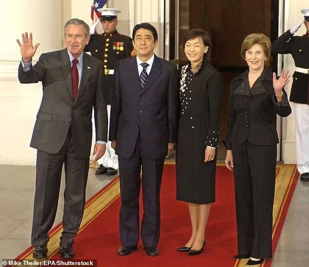 Gia đình Abe chụp ảnh với Tổng thống Mỹ George W. Bush và Laura Bush vào tháng 4/2007