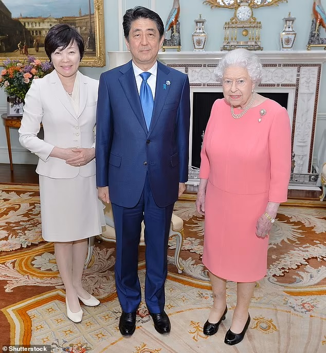 Thủ tướng Abe và vợ gặp gỡ Nữ hoàng Anh Elizabeth II vào tháng 5/2016
