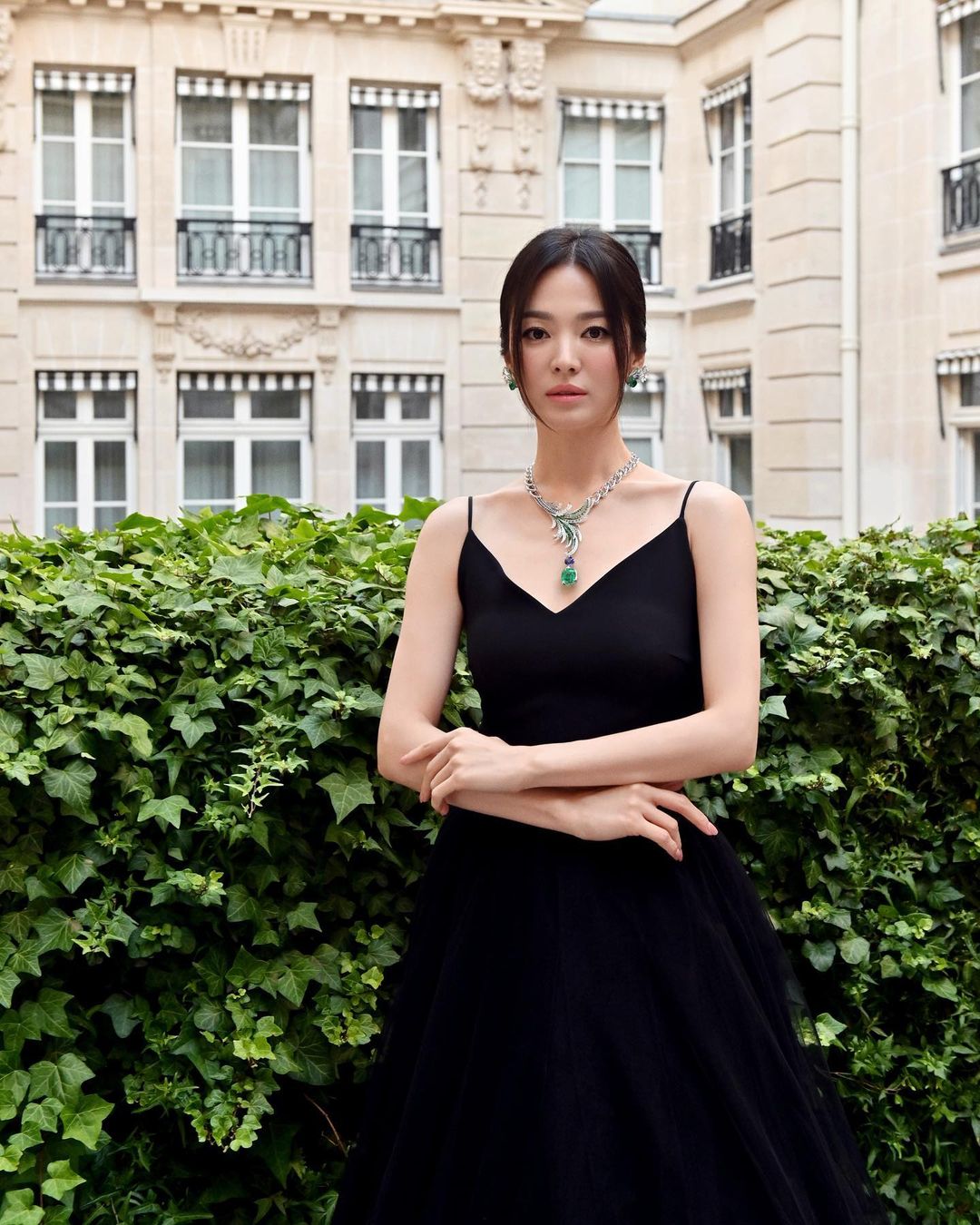 Những ngày qua, Song Hye Kyo có mặt ở châu Âu để làm việc. Nữ diễn viên được khen hki diện váy đen hở ngực, mang trang sức to bản trong một sự kiện thời trang hôm 3/7.