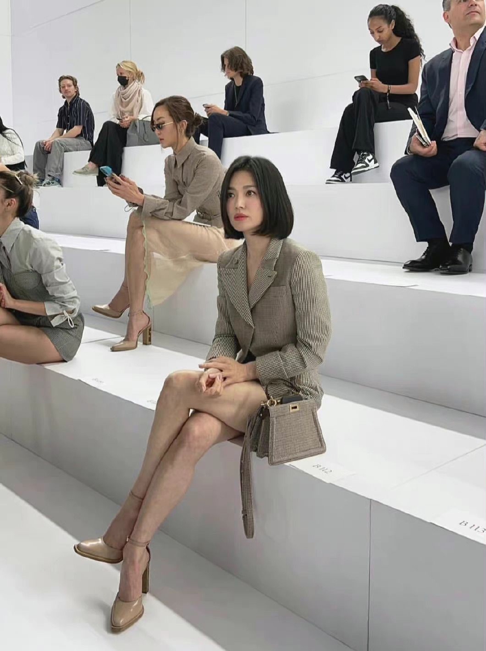 Diễn viên Song Hye Kyo là một trong những khách mời đặc biệt của show diễn thời trang do Fendi tổ chức hôm 7/7 (theo giờ địa phương), tại Pháp. Diễn viên được khen mặc thanh lịch, sang trọng với bộ cánh màu xám pha nâu, phối túi và giày cùng màu.