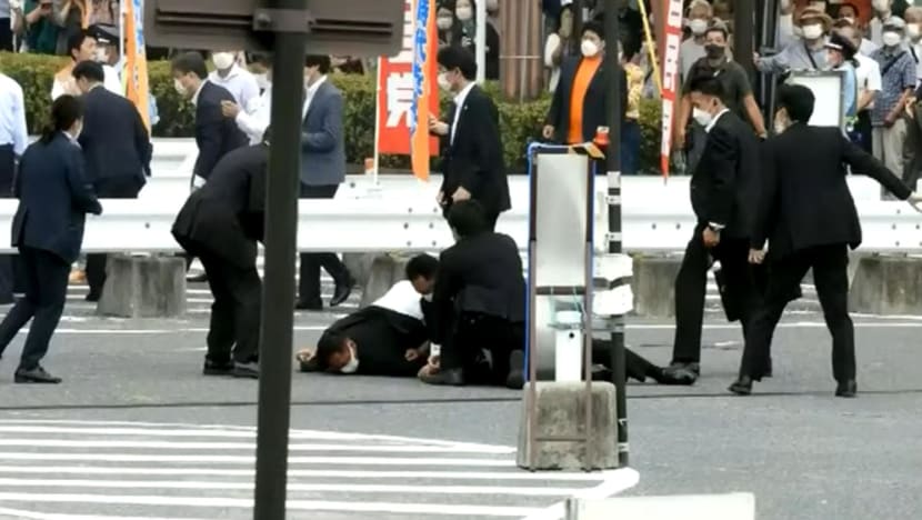 Một màn hình cho thấy hậu quả sau khi cựu Thủ tướng Nhật Bản Shinzo Abe bị bắn ở Nara. (Ảnh: YouTube / NHK)