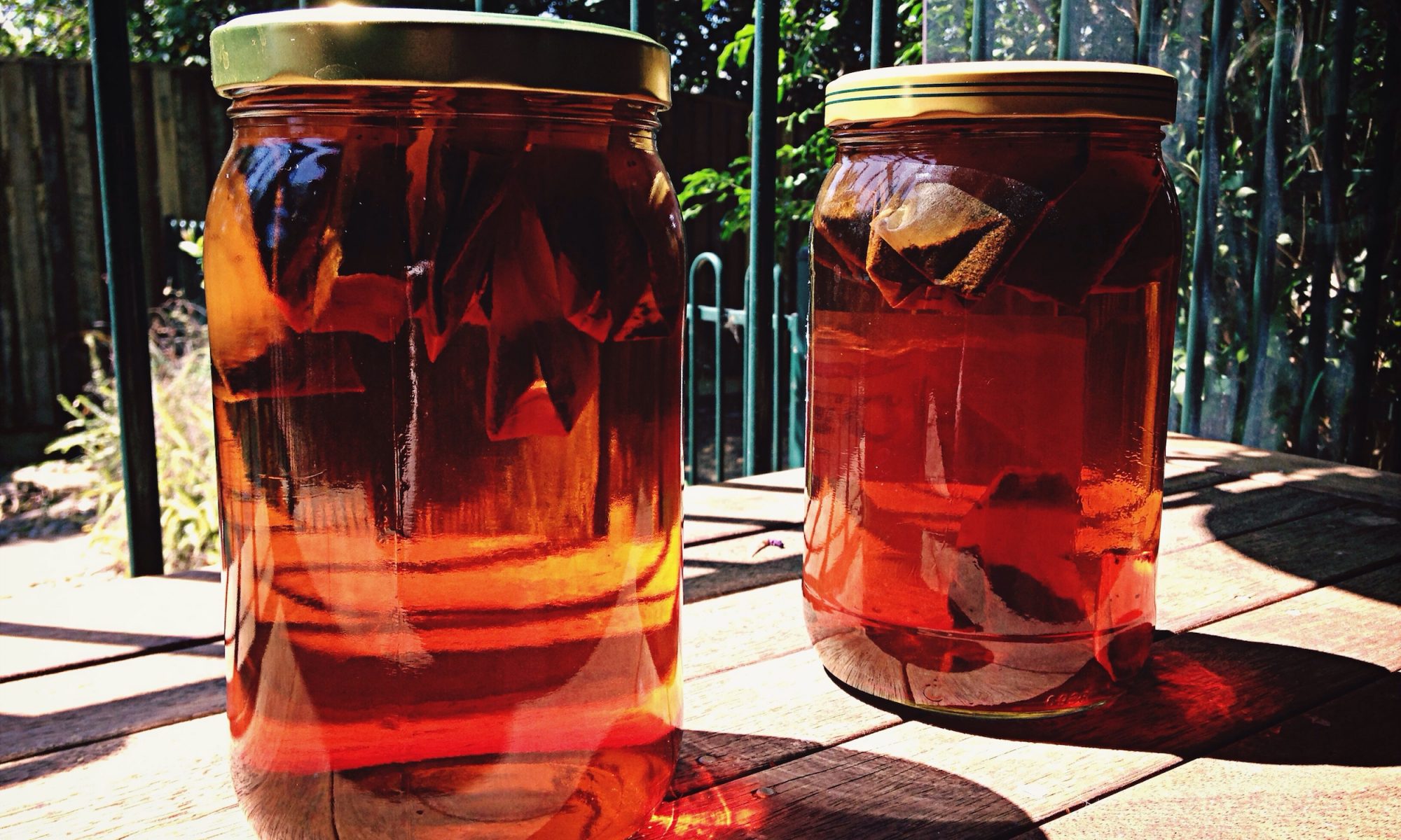 Trà mặt trời là một phương pháp pha nước lạnh chậm. Kỹ thuật này tạo ra một loại trà nhẹ nhàng hơn, sắc nét và rõ ràng hơn so với các loại trà được pha theo cách truyền thống. 
