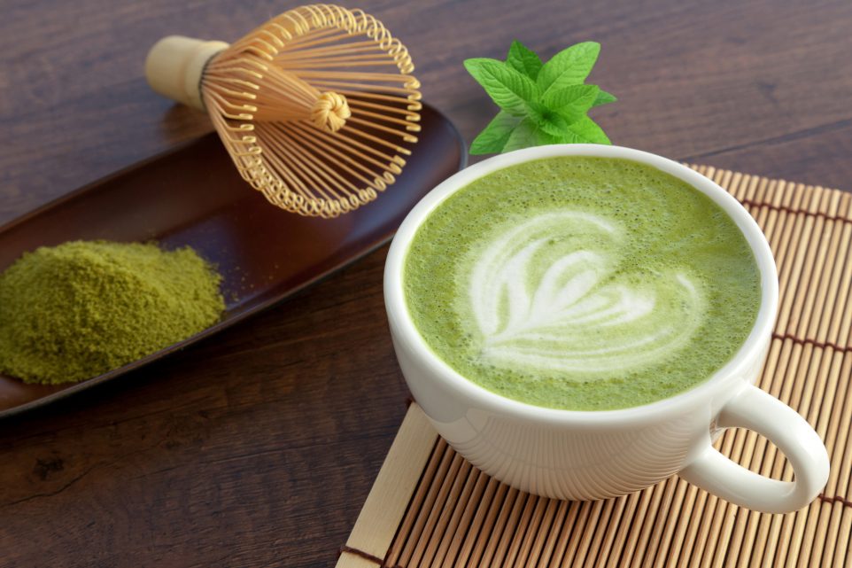 Matcha trà xanh Latte (màu xanh lá cây): Matcha gần đây đã trở nên phổ biến, với các loại trà matcha, trà, món tráng miệng và thậm chí cả latte. Matcha latte là một trong số ít loại latte siêu thực phẩm có chứa caffeine một cách tự nhiên, làm cho nó trở thành một sự thay thế lành mạnh hơn cho tách cà phê buổi sáng hoặc buổi chiều đón tôi. Nó chứa 80-120 mg caffeine (tương đương với một tách cà phê), tuy nhiên, nó chứa nguồn I-Theanine tự nhiên, một hợp chất giúp thúc đẩy sự thư giãn. Điều này có nghĩa là bạn nhận được những lợi ích của caffeine, chẳng hạn như tập trung tinh thần rõ ràng và hỗ trợ trí nhớ, nhưng không có cảm giác bồn chồn hoặc “cà phê bị hỏng”.  Ly sữa có màu xanh lá cây rực rỡ này chứa nhiều chất chống oxy hóa, chống viêm, tăng cường chức năng não, giảm cân và giúp bảo vệ gan và tim. Matcha cũng có một hỗn hợp cao của flavonoid và chất chống oxy hóa có thể tiêu diệt vi khuẩn và hôi miệng. Nó cũng chứa các đặc tính để giải độc tự nhiên kim loại và độc tố trong cơ thể. Trà xanh cũng được biết đến với công dụng làm tăng tỷ lệ trao đổi chất, giúp hỗ trợ những người có mục tiêu giảm cân.  