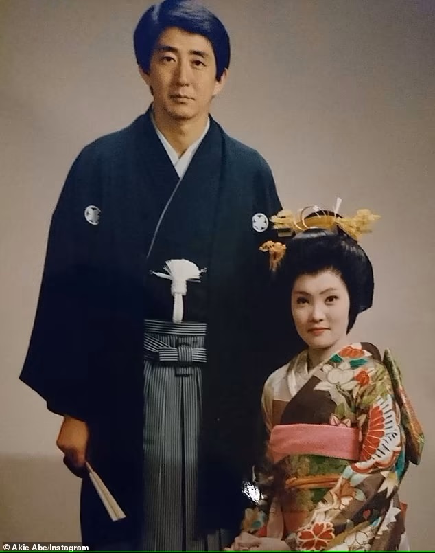 Trong những năm đầu của cuộc hôn nhân, bà Abe làm DJ trên đài phát thanh ở quê hương của chồng bà là Shimonoseki, với biệt danh “Akky”. Vào thời điểm đó, ông Abe, con trai của một gia đình chính trị nổi tiếng, đang ở giai đoạn đầu của sự nghiệp.