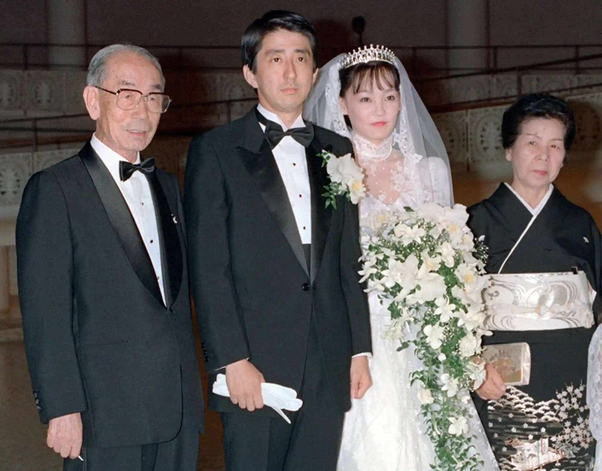 Shinzo Abe và vợ Akie trong đám cưới của họ với sự góp mặt của cựu thủ tướng Nhật Bản Takeo Fukuda và vợ ông Mie, vào tháng 6/1987