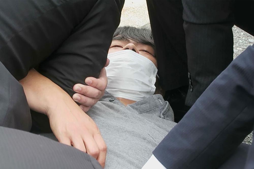 Truyền thông địa phương xác định hung thủ là Tetsuya Yamagami, 41 tuổi, một cựu thành viên của Lực lượng Phòng vệ Hàng hải 