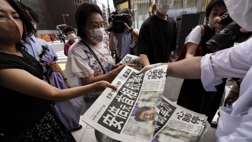 Một nhân viên phân phối các ấn bản phụ của tờ báo Yomiuri Shimbun đưa tin về vụ nổ súng vào cựu Thủ tướng Nhật Bản Shinzo Abe