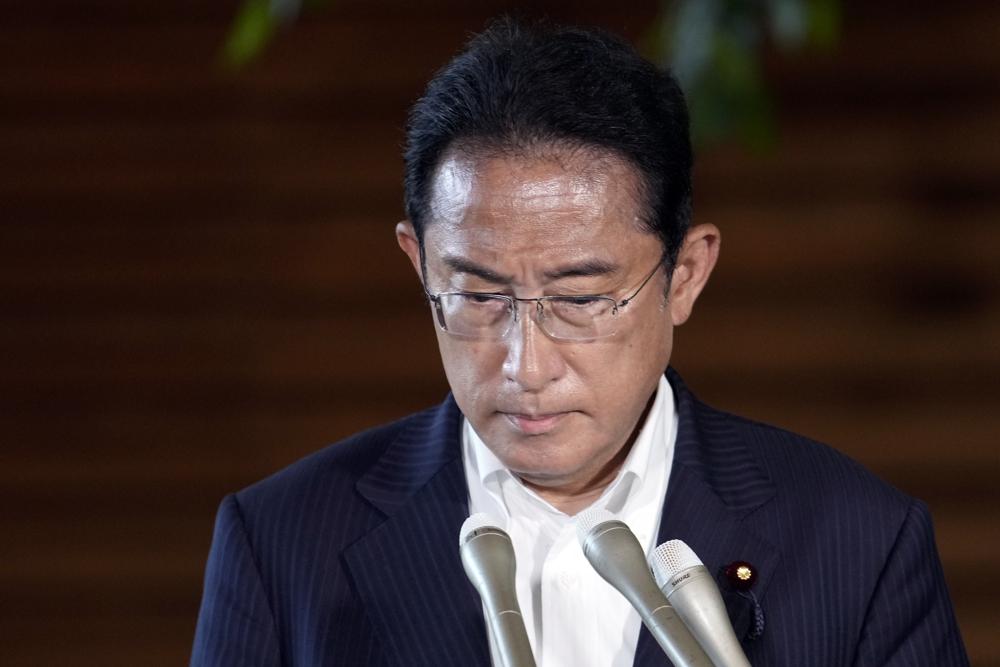 Thủ tướng Nhật Bản Fumio Kishida, tạm dừng khi ông nói chuyện với truyền thông tại dinh thự chính thức của Thủ tướng hôm 8/7