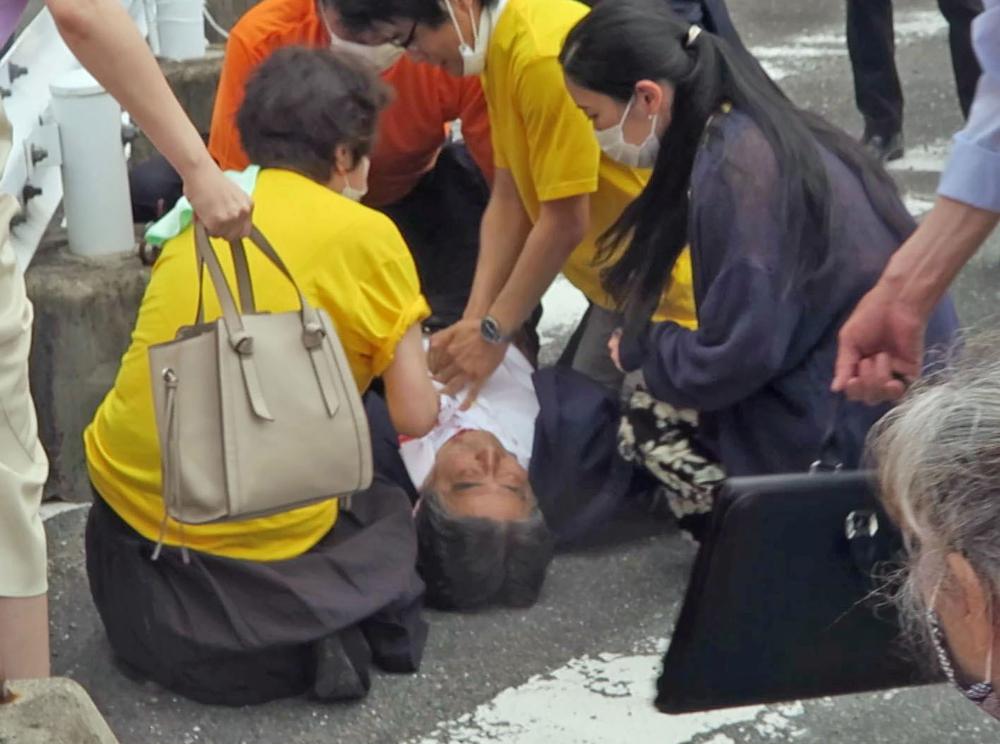 Ông Shinzo Abe ngã xuống với vết thương bên phải cổ theo sau 3 tiếng nổ tại cuộc vận động ở thành phố Nara