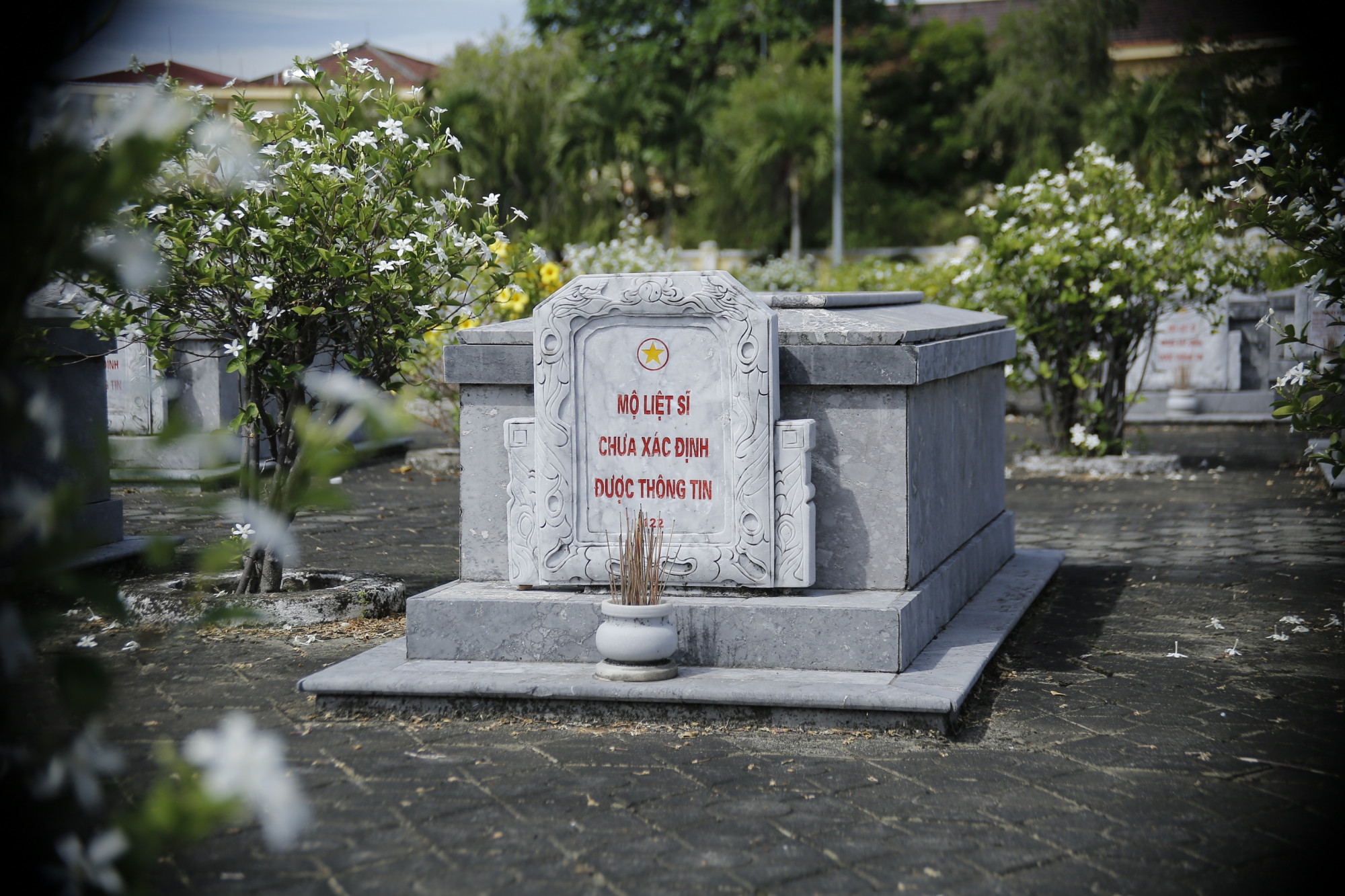 Việc thay đổi bia mộ từ Liệt sĩ vô danh thành liệt sĩ chưa xác định được thông tin” đã được chính quyền tỉnh Quảng Nam triển khai từ năm 2016. Đến nay, đã có hơn 20 nghìn bia mộ được thay đổi