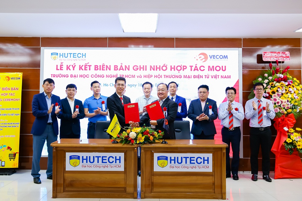 HUTECH ký kết MOU với Hiệp hội Thương mại điện tử Việt Nam (VECOM) - Ảnh: HUTECH