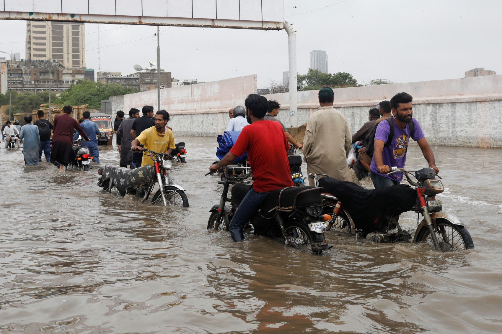 Pakistan liên tục hứng chịu những đợt lũ lụt nặng nề.