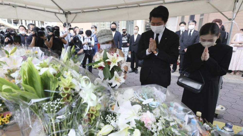 Truyền thông Nhật Bản cho biết một buổi cầu nguyện vào ban đêm sẽ được tổ chức vào thứ Hai, với lễ tang của Abe sẽ diễn ra vào thứ Ba, với sự tham dự của những người bạn thân thiết, truyền thông Nhật Bản cho biết.