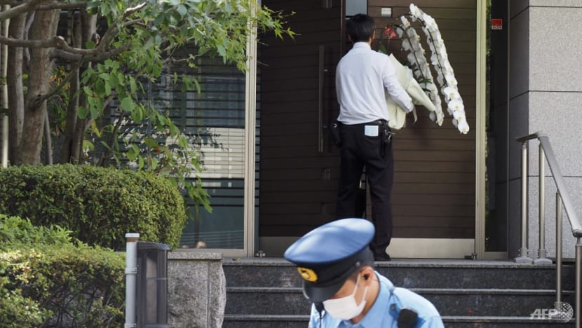 Các vòng hoa được gửi đến nhà riêng của cố Thủ tướng Shinzo Abe tại Tokyo