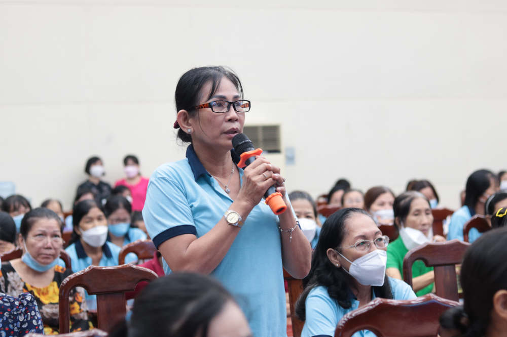 Chị Nguyễn Thị Tuyết Minh, ở phường Thạnh Lộc chia sẻ có chút lo lắng về việc sử dụng nước rửa tay sát khuẩn kể từ khi dịch bệnh COVID-19 bùng phát, liệu việc này có gây hại cho da, thậm chí gây ung thư da. 